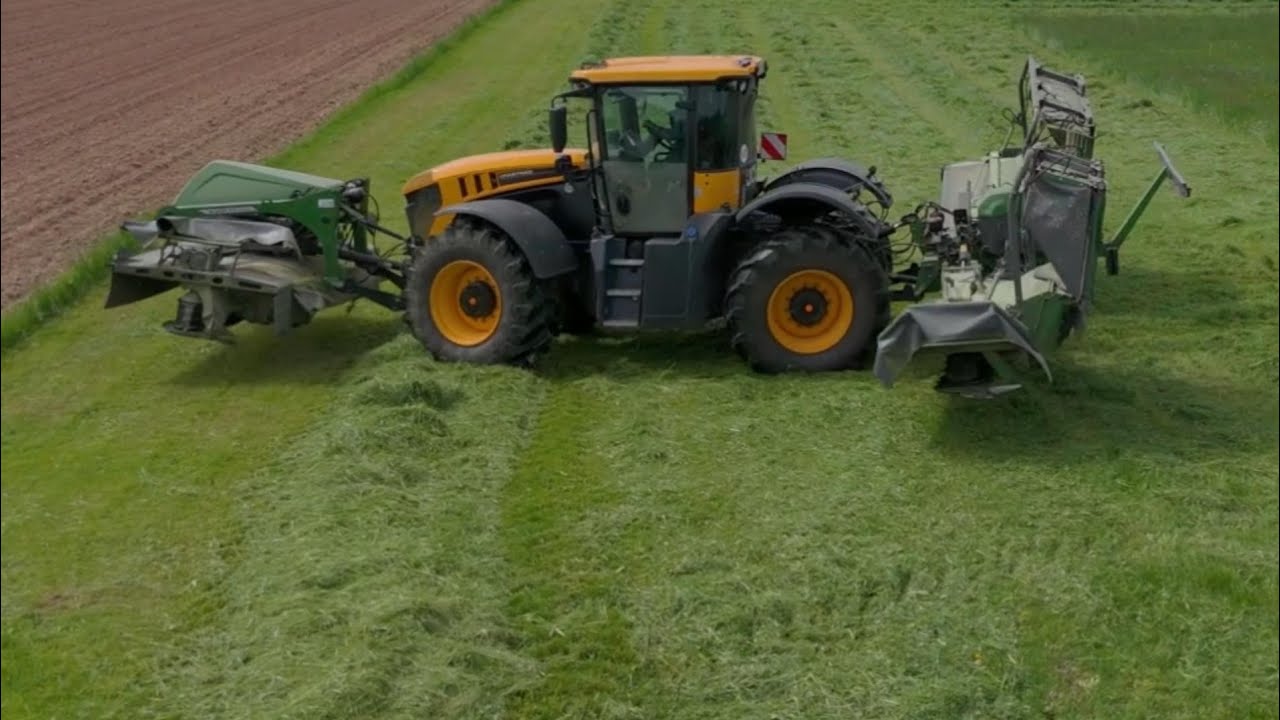 Gras mähen mit JCB Fastrac und Fendt Mähkombination butterfly mähwerk