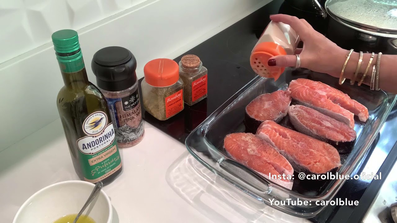 SALMÃO ASSADO NO FORNO COM BATATAS! Veja como é simples e rápido de fazer! Delicioso!