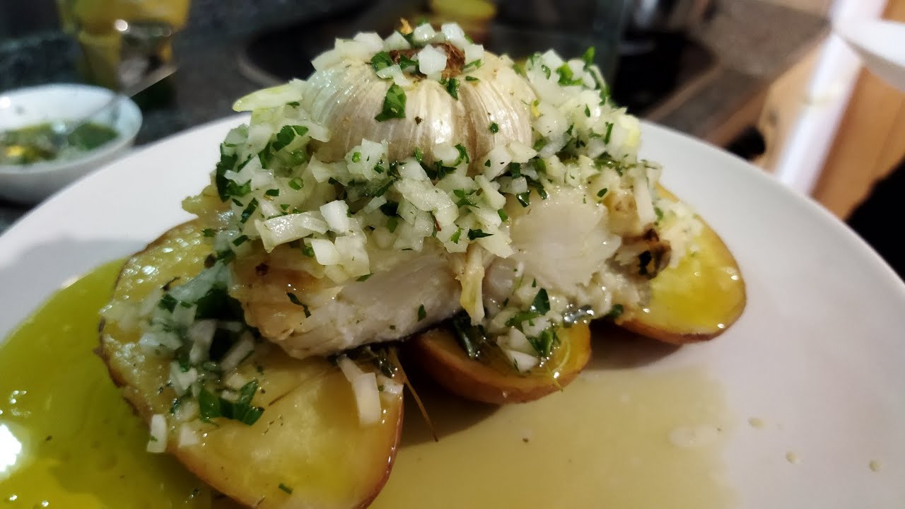 Bacalhau assado no forno com batatas ao sabor das ervas fresca com molho verde