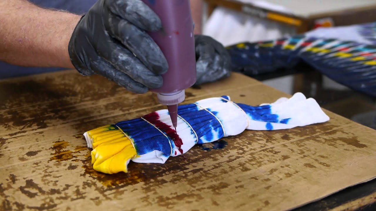 How to Do an Accordion Tie-Dye Shirt : Tie-Dye Techniques