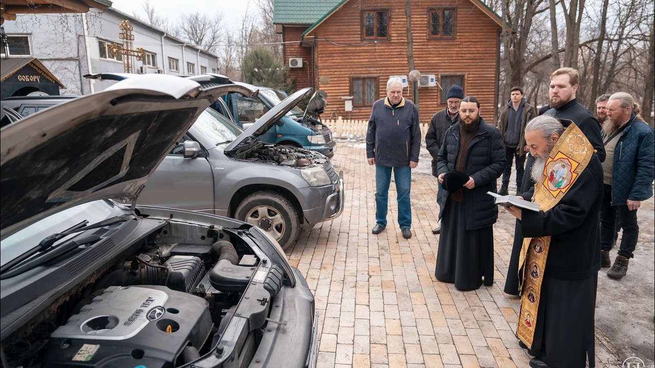 🪖🚗 Предстоятель освятив автомобілі, придбані для евакуації поранених воїнів