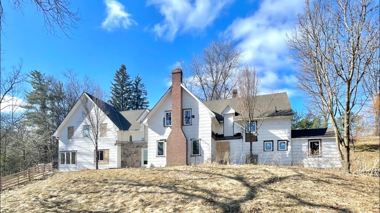 MASSIVE ABANDONED $9,000,000 1890’s Mansion FORGOTTEN IN THE MIDDLE OF NOWHERE