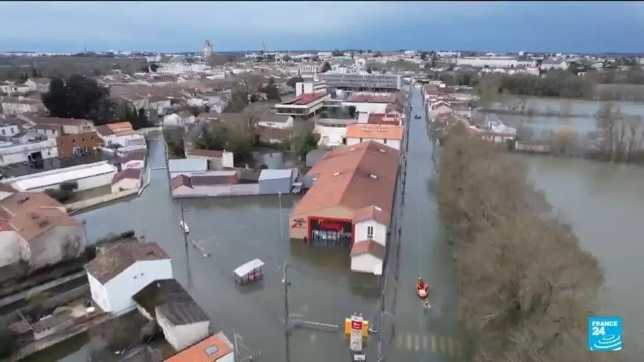 Crues en France : trois départements de l'Ouest maintenus en vigilance rouge • FRANCE 24