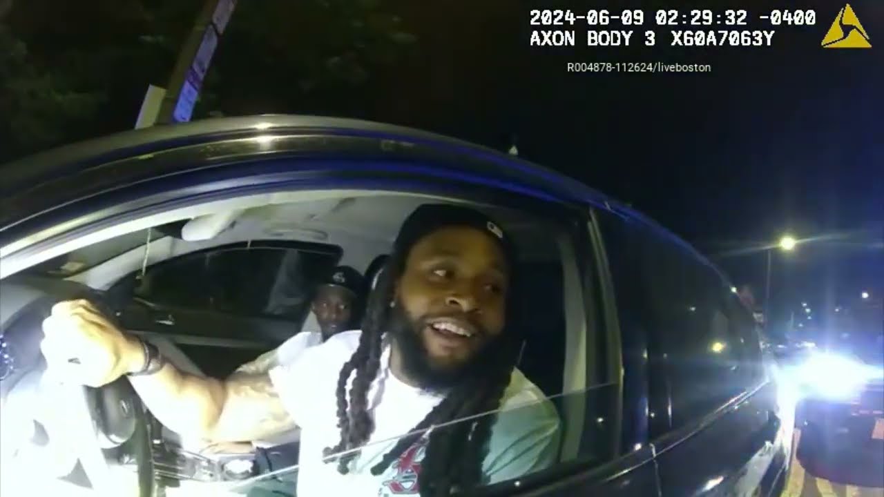 Полиция Бостона обнаружила огнестрельное оружие после того, как подозреваемые скрылись с места ос...