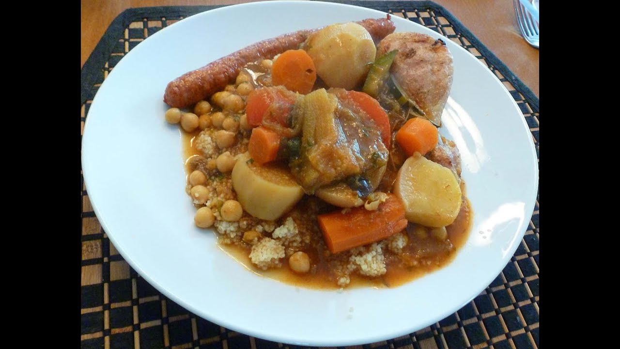 Couscous aux l&eacute;gumes, poulet, et merguez