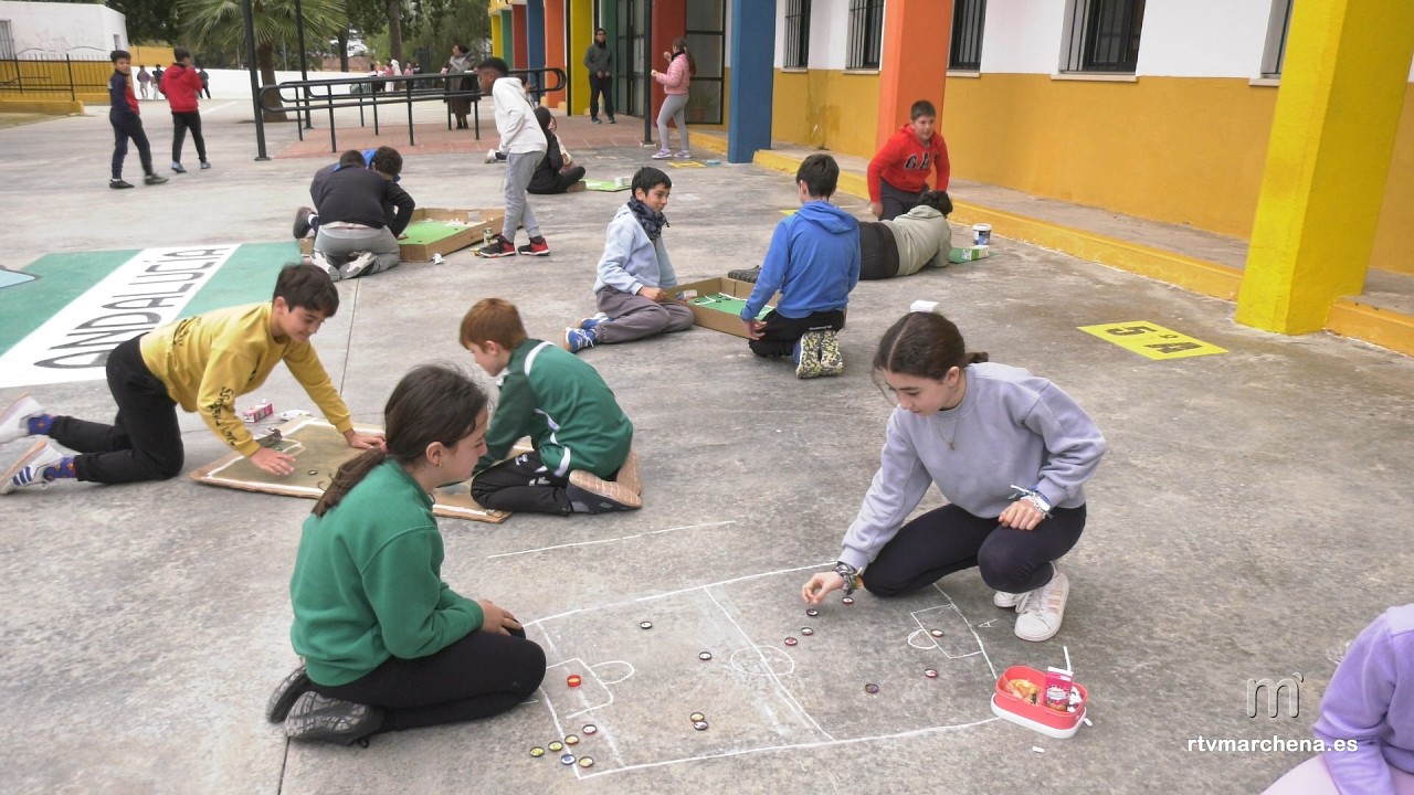 El juego de las chapas vuelve al recreo del Colegio Juan XXIII como herramienta educativa