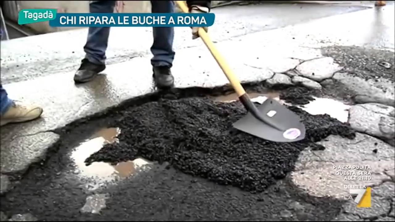 Chi ripara le buche a Roma