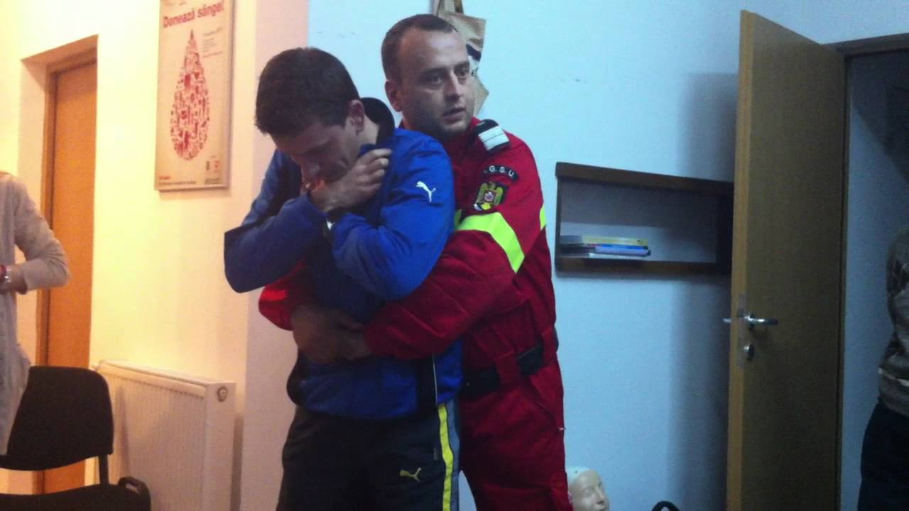 Manevra Heimlich - victima se îneacă cu mâncare