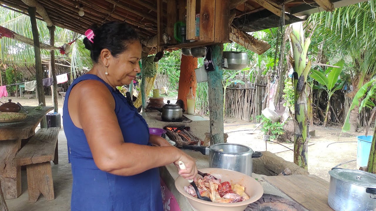 ALMO&Ccedil;O DE GALO CAIPIRA COM FEIJ&Atilde;O VERDE E CORTADINHO DE CAXIXI 