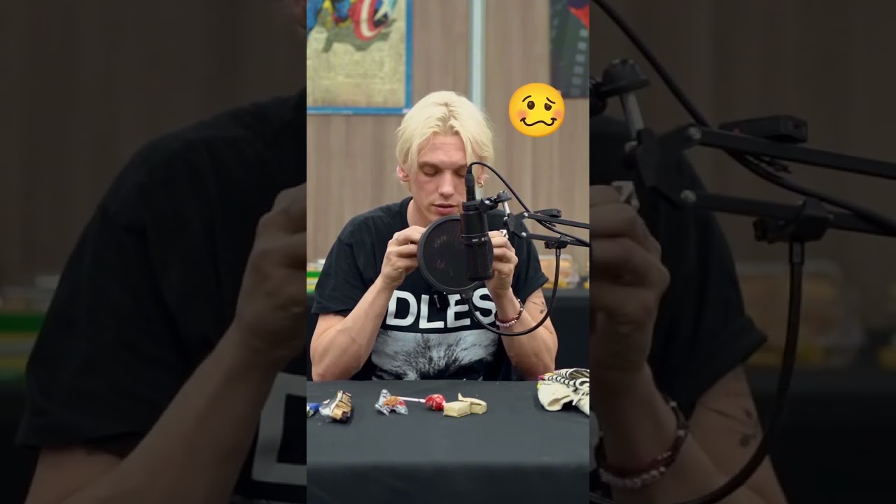 Jamie Campbell Bower prueba dulces típicos de Colombia 🍬🍭🇨🇴
