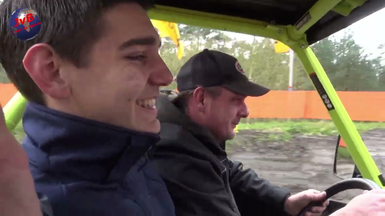 MOTOCROSS OPBOUW VOOR 10 APRIL TWEEDE PAASDAG VAN WERVEN ONK SIDECARS EN QUADS  IN OLDEBROEK