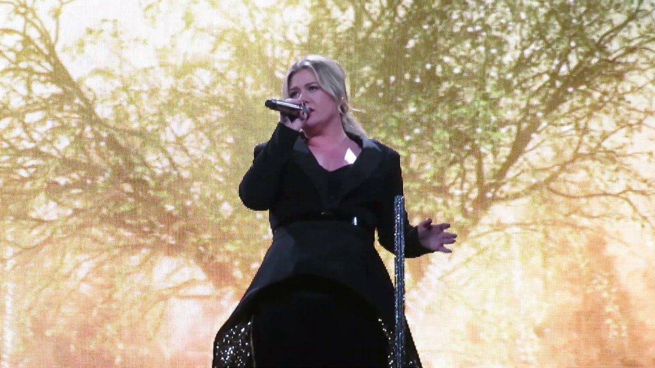 Kelly Clarkson - Never Enough (Greatest Showman Cover) live in Tulsa OK 2/8/2019