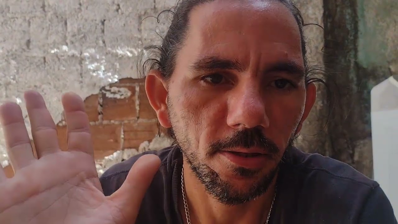 Três caixas de som em um rádio de pilha