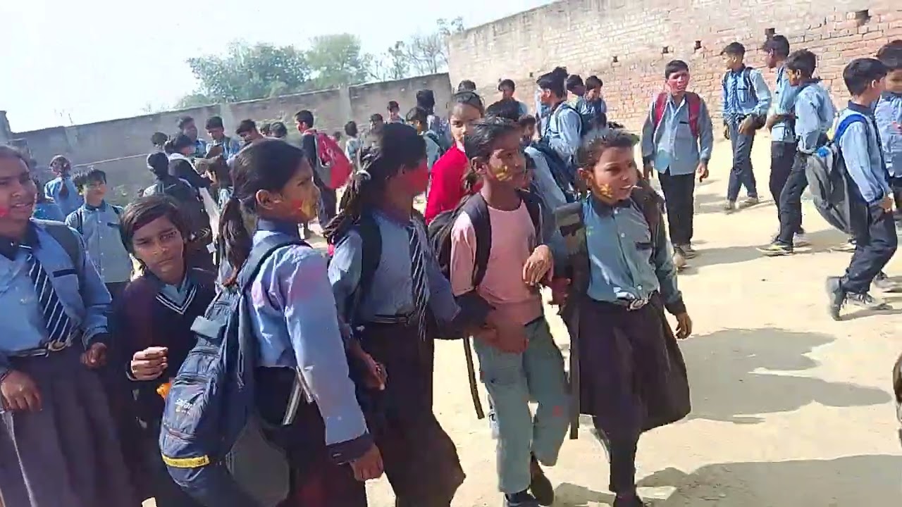 Holi ke samay me apne school.   Ka mahol 