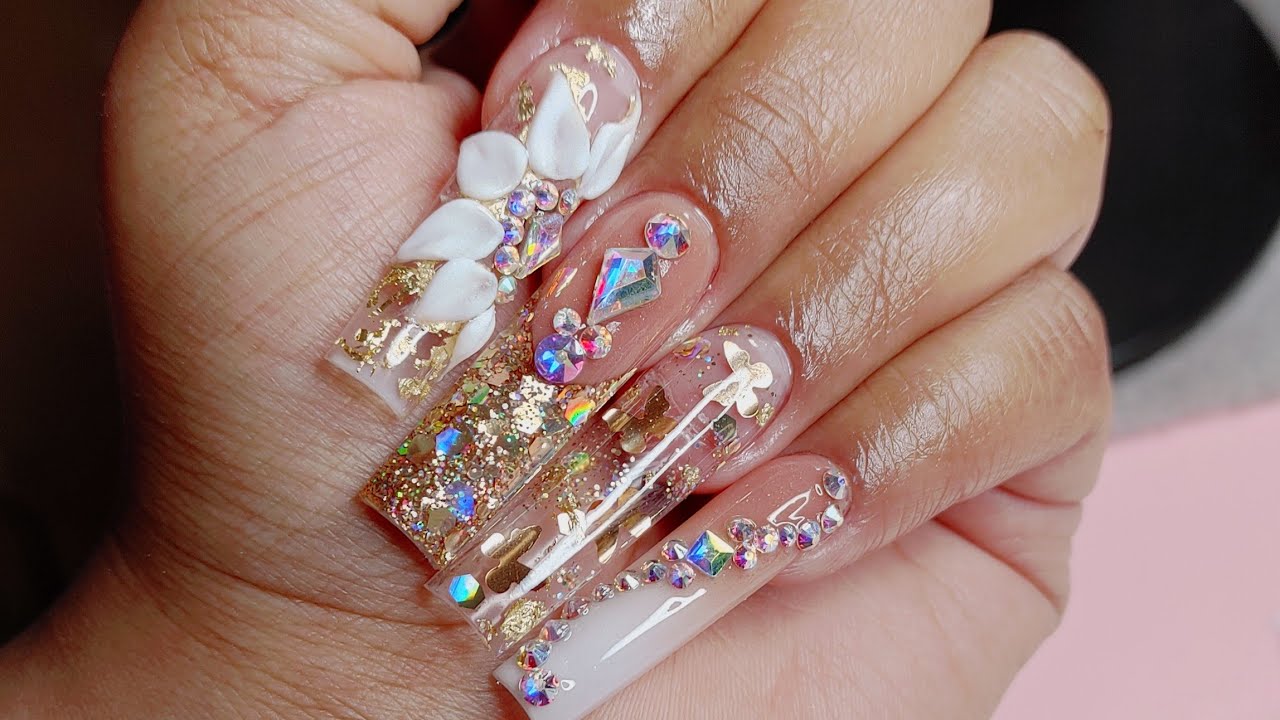 DISEÑO DE UÑAS BIEN BUCHONAS CON MUCHOS CRISTALES/ TONOS DORADOS