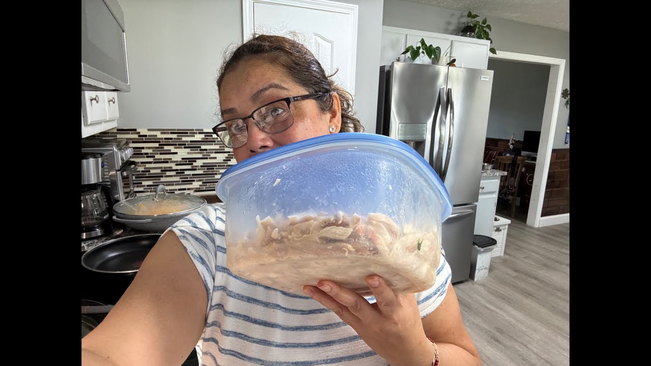A preparar carne de pollo para taquitos dorados