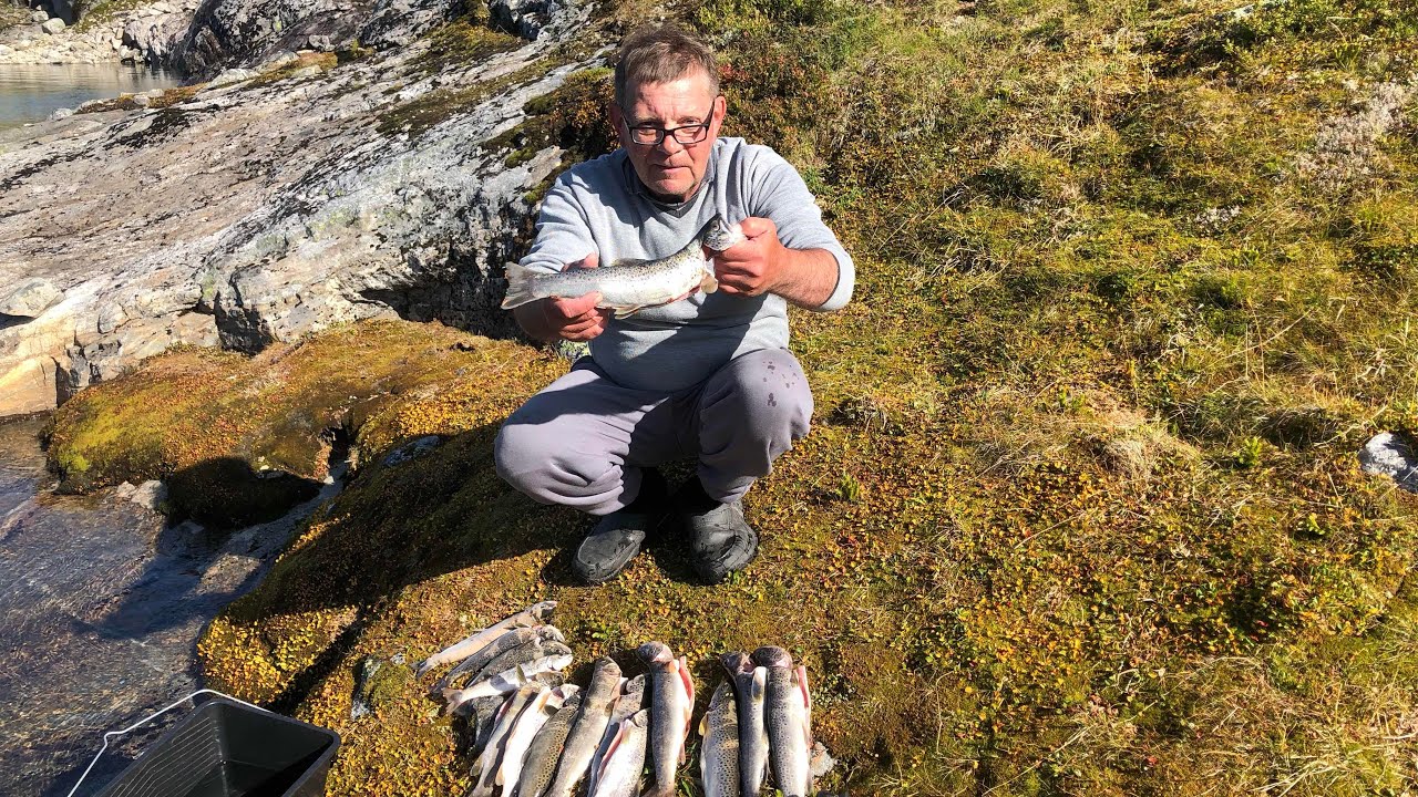 Ловля форели в горном озере в Норвегии. Ørretfiske i et fjellvann, Norge, Ulvik kommune