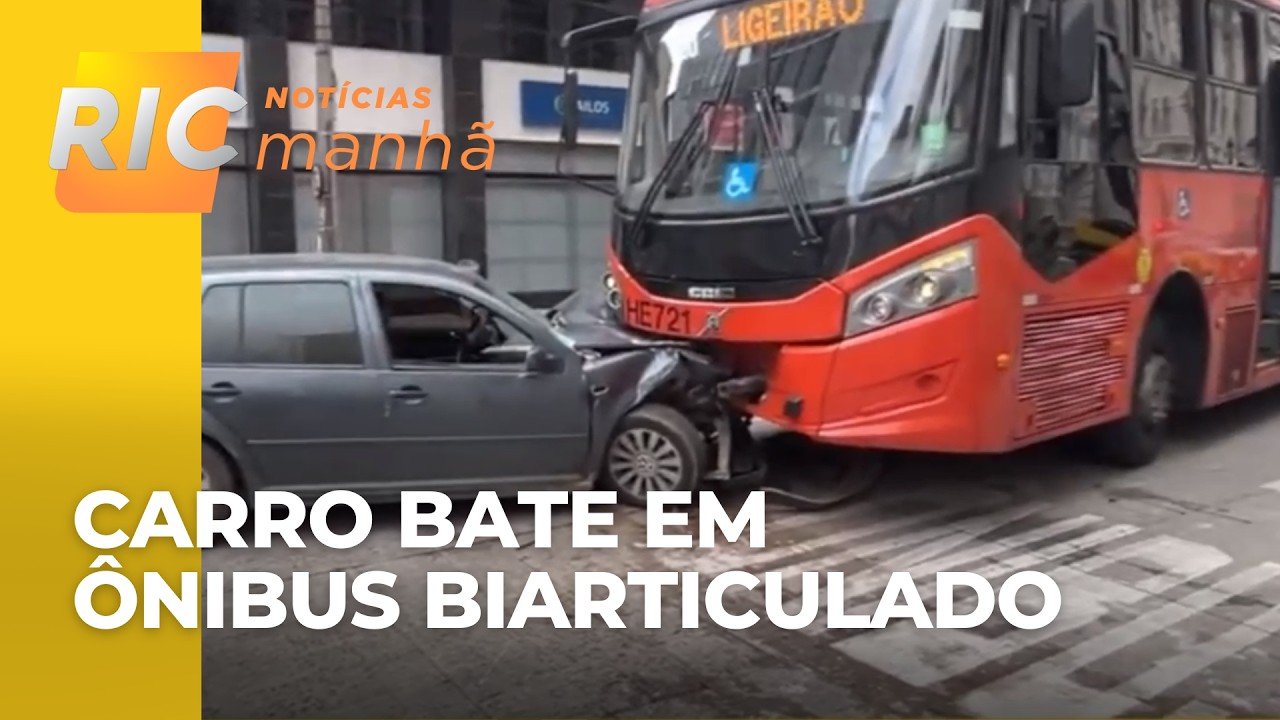 Carro bate de frente com ônibus biarticulado no Centro de Curitiba