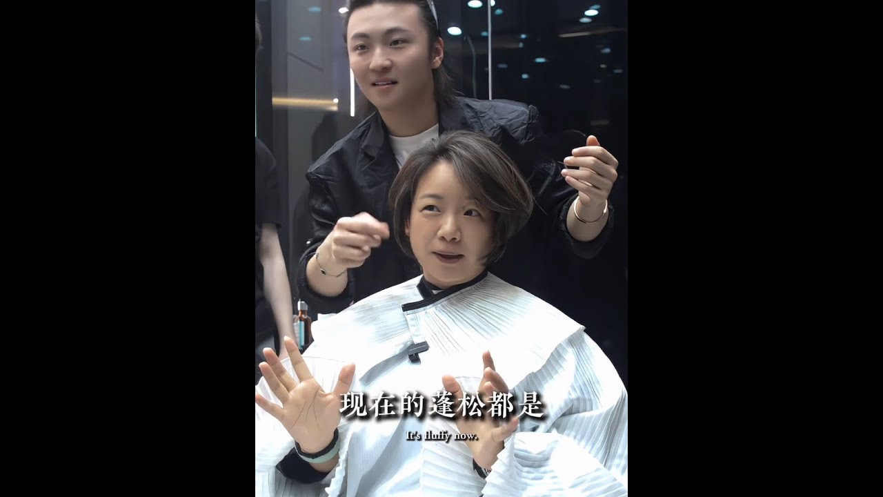 不到40岁神似“徐小凤”姐姐，从小一头白发+发质干枯如“炸开”，方圆脸配超大头围，连理发师都摇头不敢剪短发！这次偏要挑战“不可能”：剪对胎毛刘海+修颜碎发，瞬间柔化脸部线条；针对后脑勺扁平、脖子显粗的