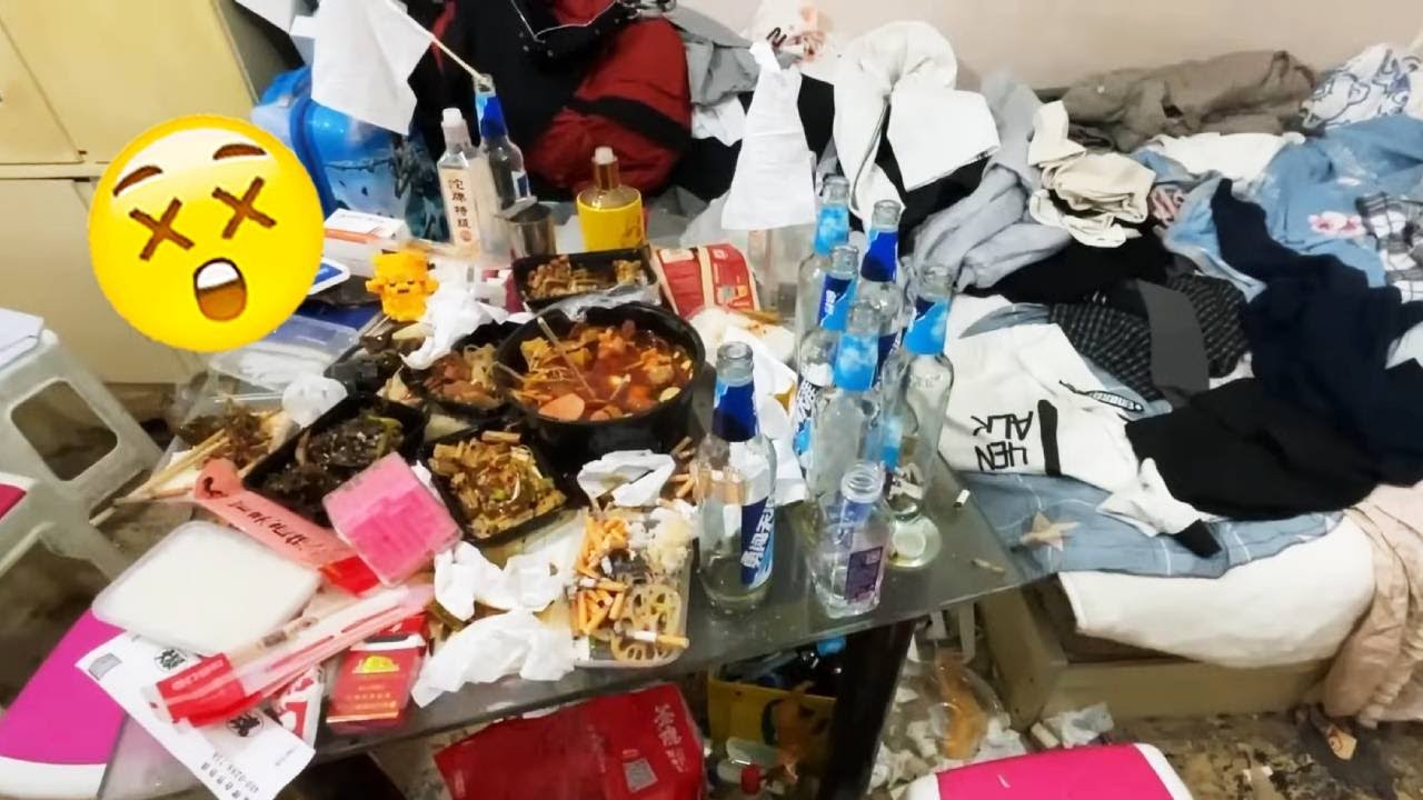 😭A single father lives with his child in a garbage dump