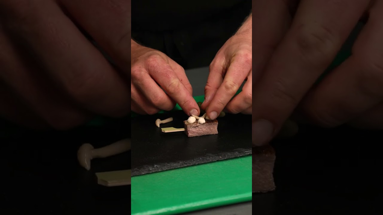 STEAK CANAPÉ ON A PRIVATE JET