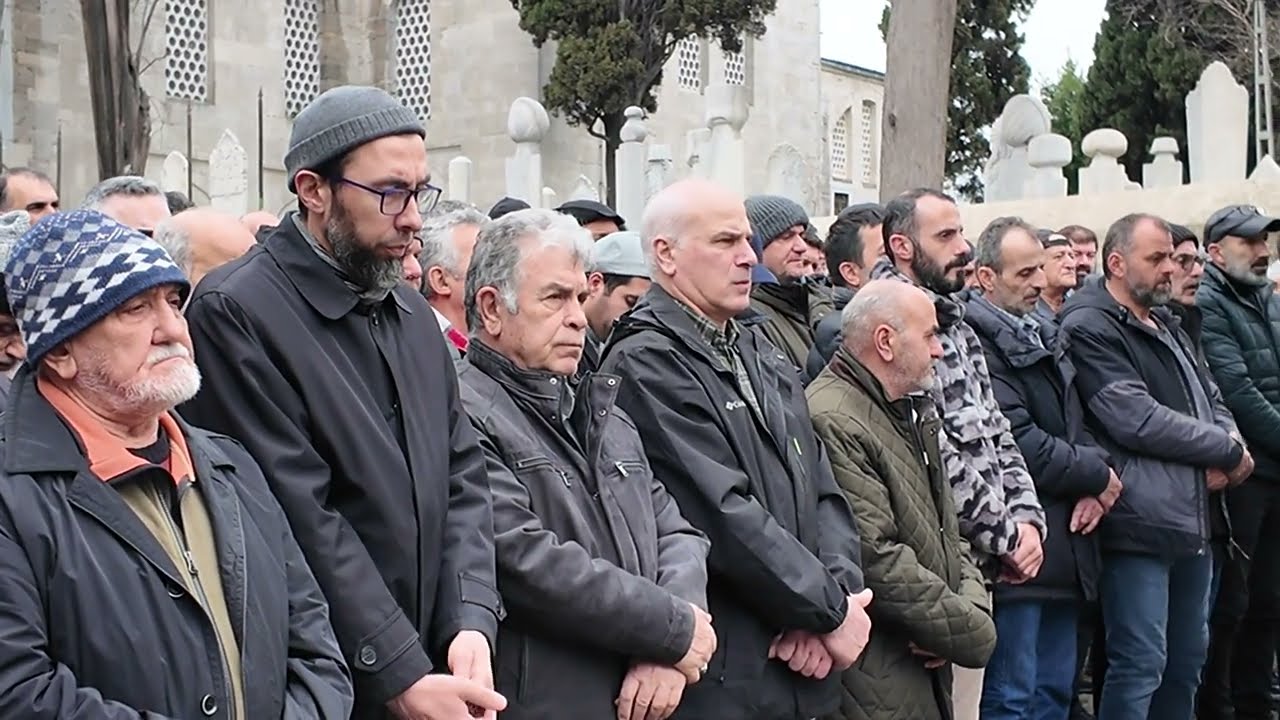 İSTANBUL ÜSKÜDAR VALİDE ATİK CAMİİ CENAZE NAMAZI KILINMASI VE KALABALIK