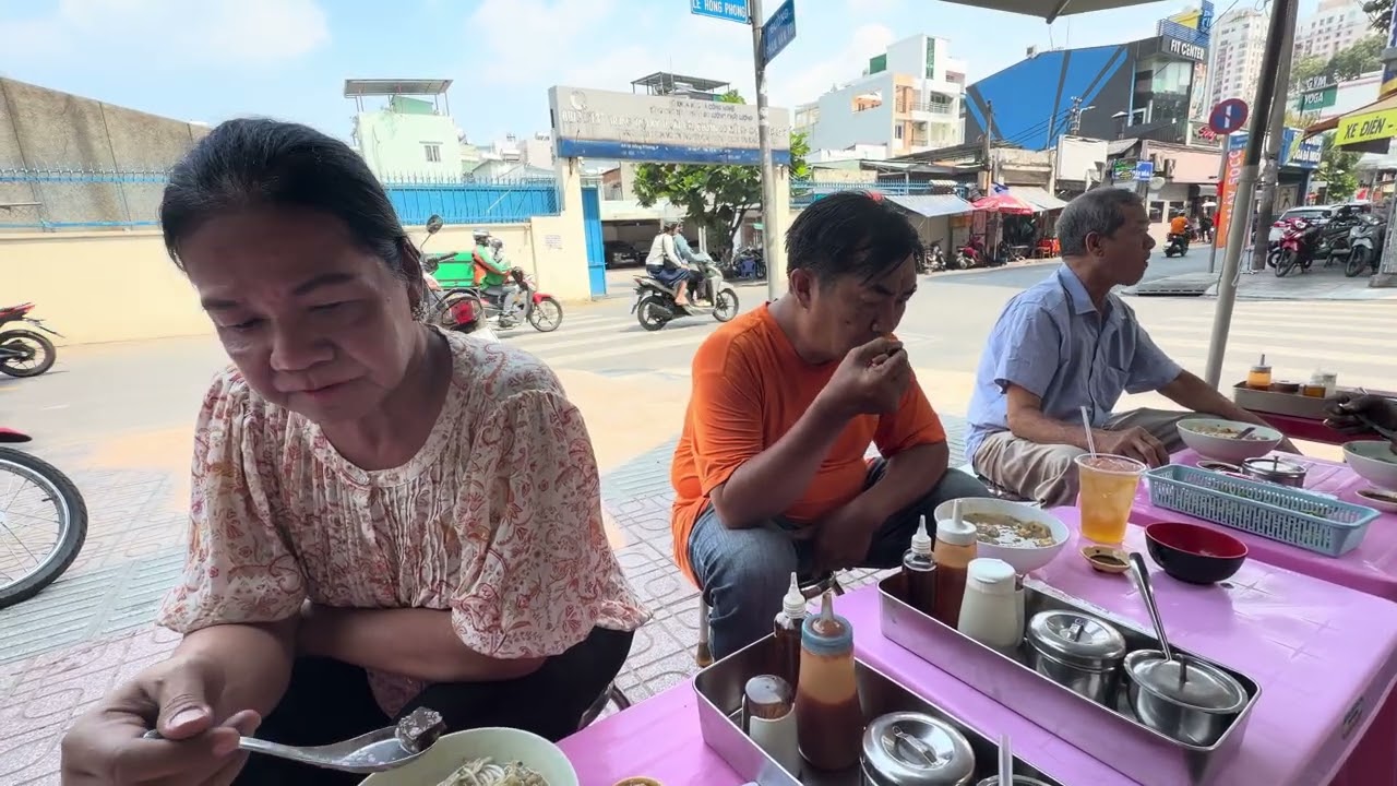 Nhà có 3 chị em gái đi ăn cháo bò viên ngon lắm nhé 