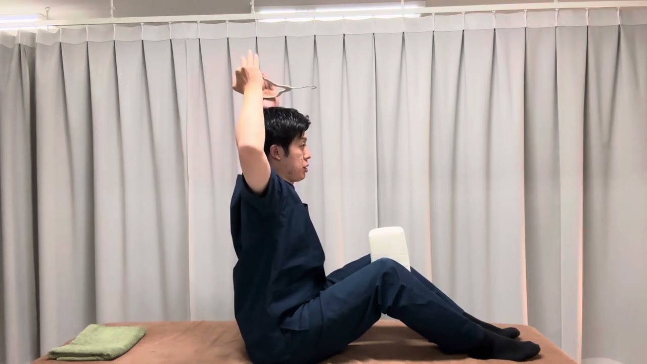 体育座りをしながら肩甲骨を使う運動