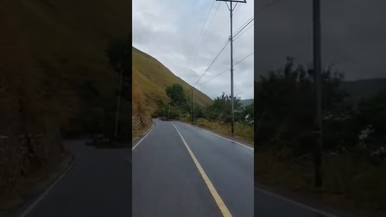 rasanya ingin melawati jalan ini kembali, lintassn dari tepian danau toba dengan suasana perbukitan.