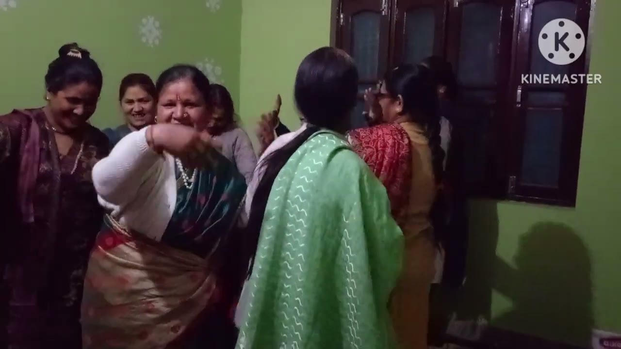 आज अनीता दीदी के घर में किटी पार्टी हुई