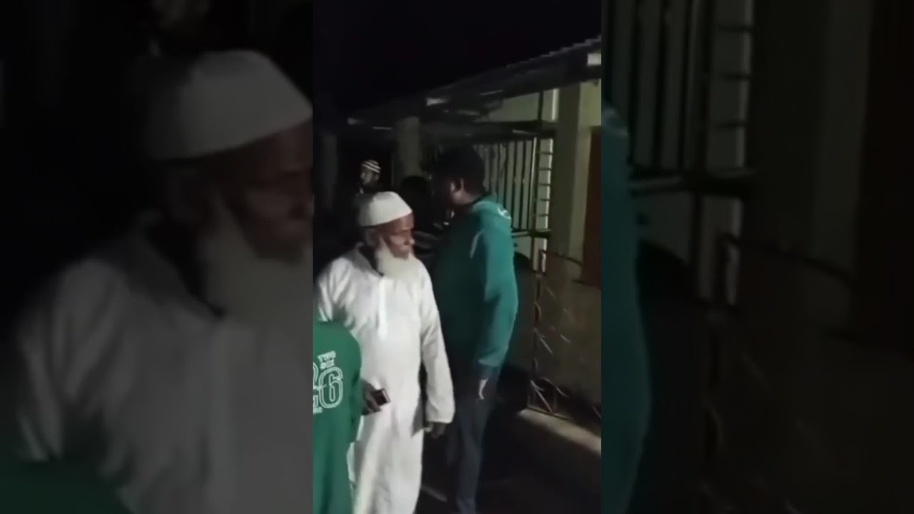 কোরআন অবমা*ননায় অভিযোগে যুবককে গণধো*লাই। নিয়ন্ত্রণ করছে পুলিশ। 