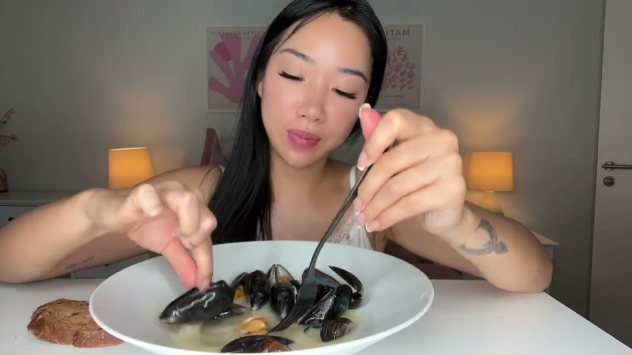 Mussels in White Wine & Parsley Sauce with Malted Sourdough Bread