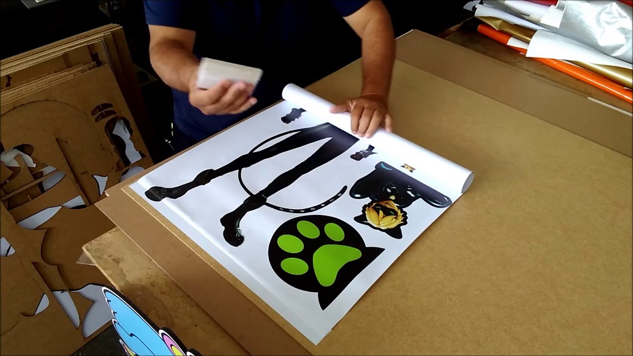 Colagem de adesivos em MDF para corte laser