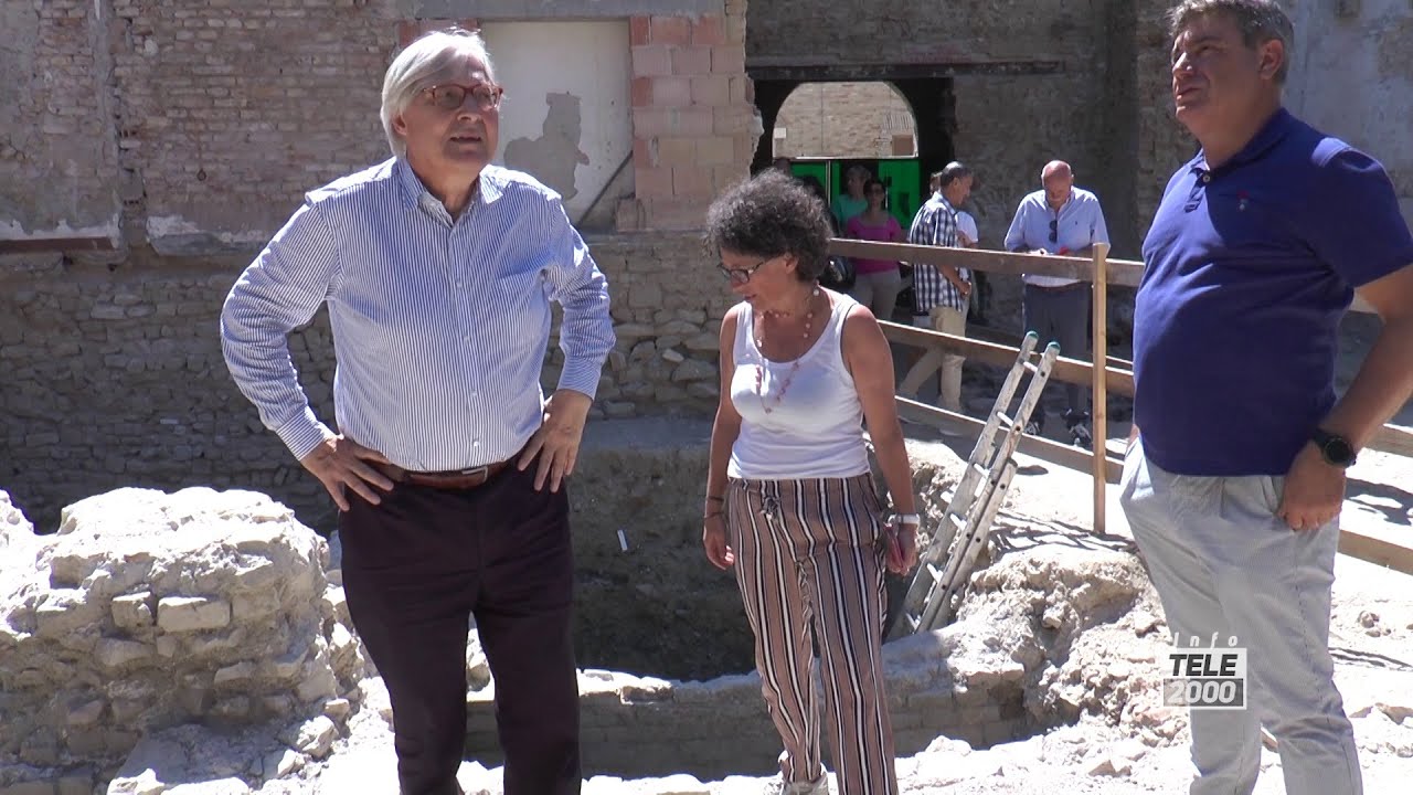 Vittorio Sgarbi a Fano visita gli scavi archeologici di Via Vitruvio