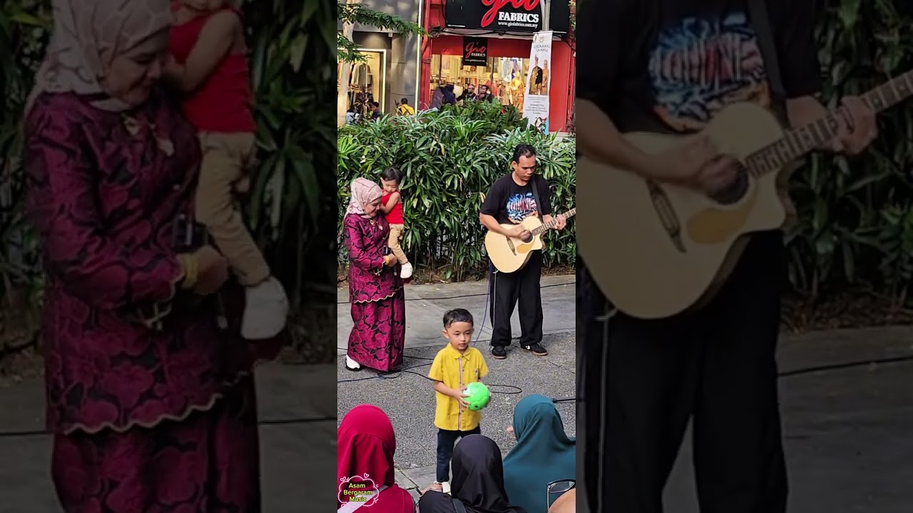 Dari jauh datang ke Sogo untuk jumpa Bob Sentuhan Buskers....Bosanova cover by Wati