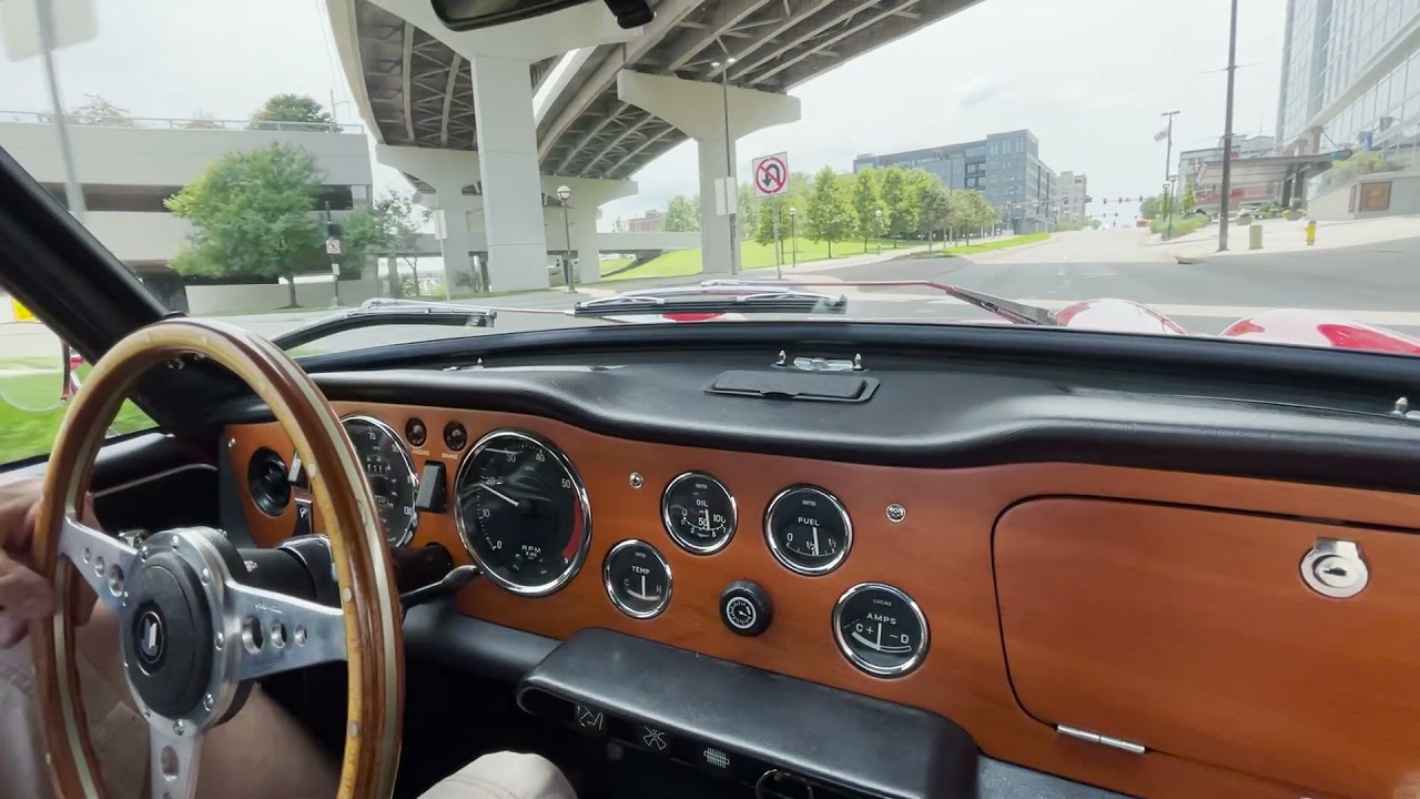 Triumph TR250 - Driving