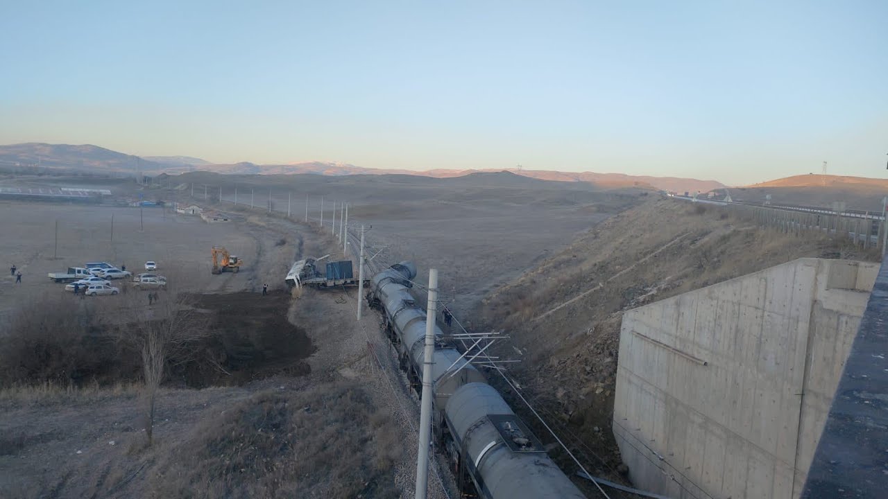 Kırıkkale’de istinat duvarı çöktü, tren raydan çıktı!
