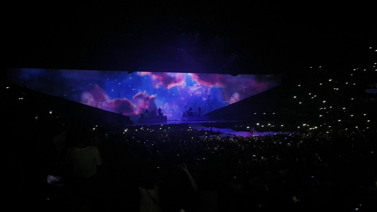 Ariana Grande : Dangerous Woman Tour live at Accor hotels Arena : moonlight