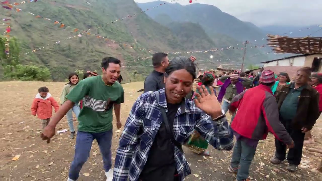 बिहेमा गाउँदै नाच्दै dhalen