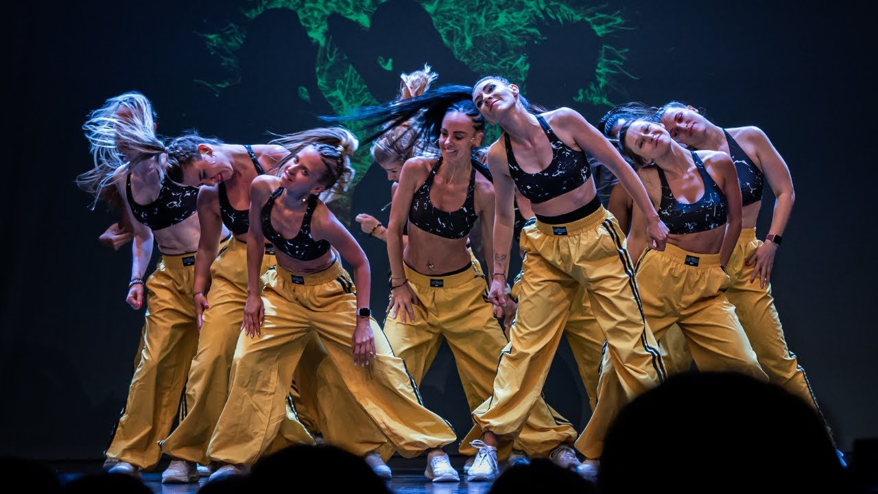 34. ICONIC – DANCEHOLKY (lektorka Martina Ornst Panochová)