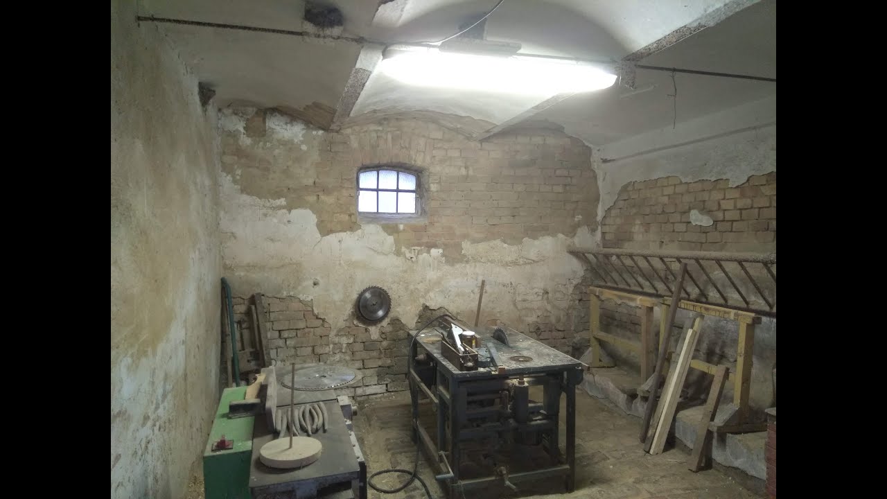 Přestavba stáje na dílnu - bourání / Old barn restoration - demolition