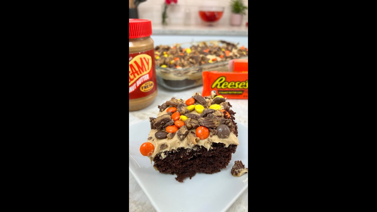 Reese&rsquo;s Peanut Butter Poke Cake🍰