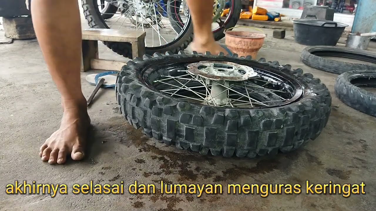 cara mudah ganti ban belakang motor CRF