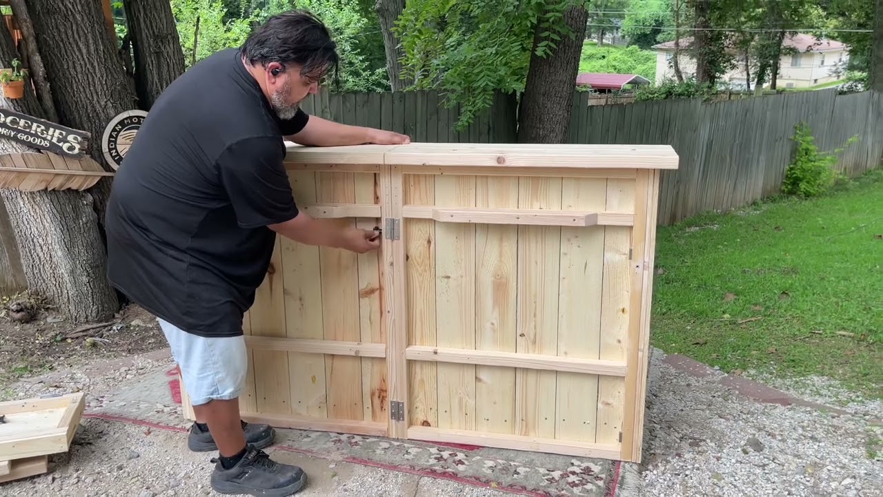 Demonstrating our 6ft Collapsible Mobile Bar