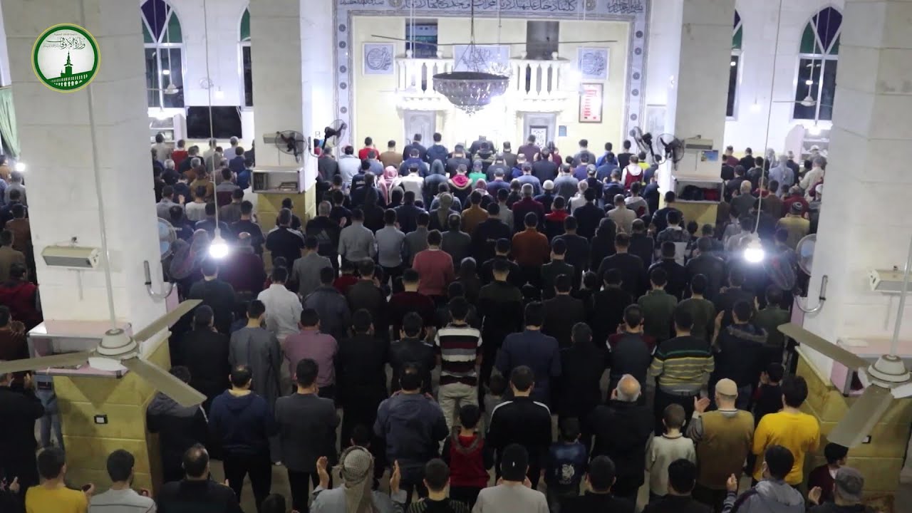 أداء صلاة التراويح في مسجد عباد الرحمن في مدينة الدانا