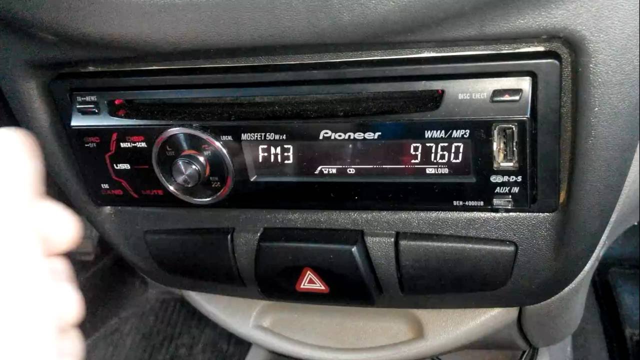 Автомагнитола Pioneer DEN-4000UB Поиск радиостанций.