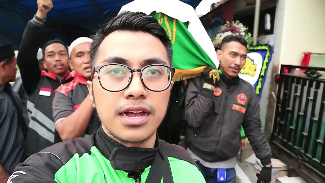 Escorting Indonesia... Gojek driver