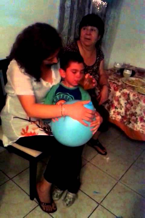 niño adorable llora por globo