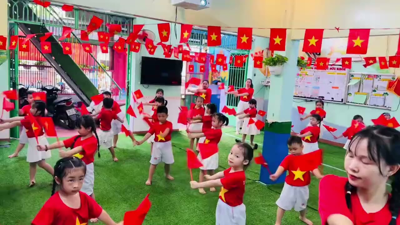 Trường mầm non táo Táo Hồng 2. Đồng diễn chào mừng ngày Giải Phóng Miền Nam 30/4-1/5.