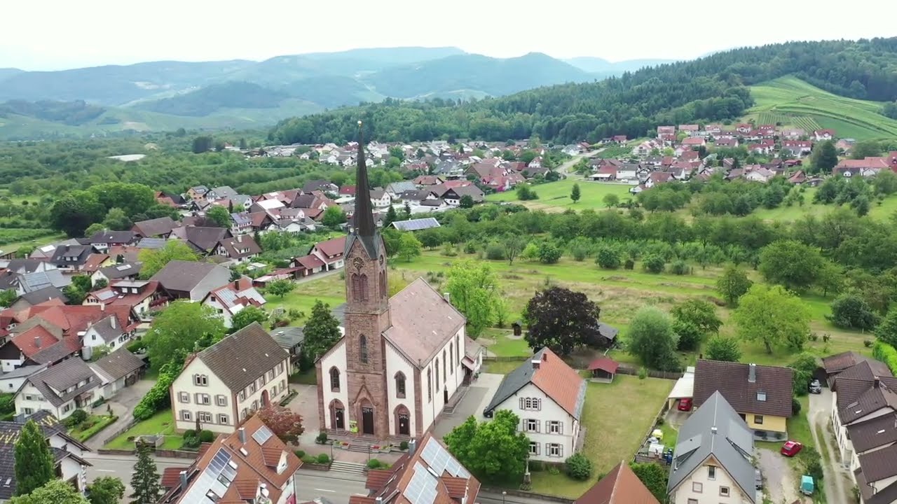 Rundflug um den Kirchturm von Mösbach – Luftaufnahmen in der Ortenau